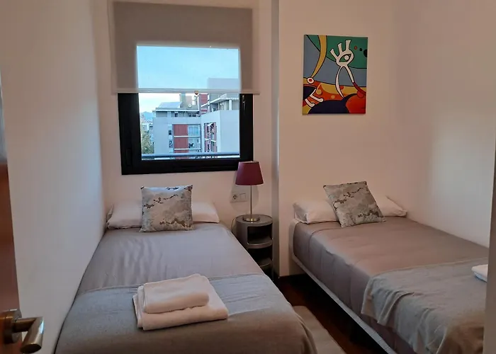 Modern Apartment, With Parking, Close To The Beach!!